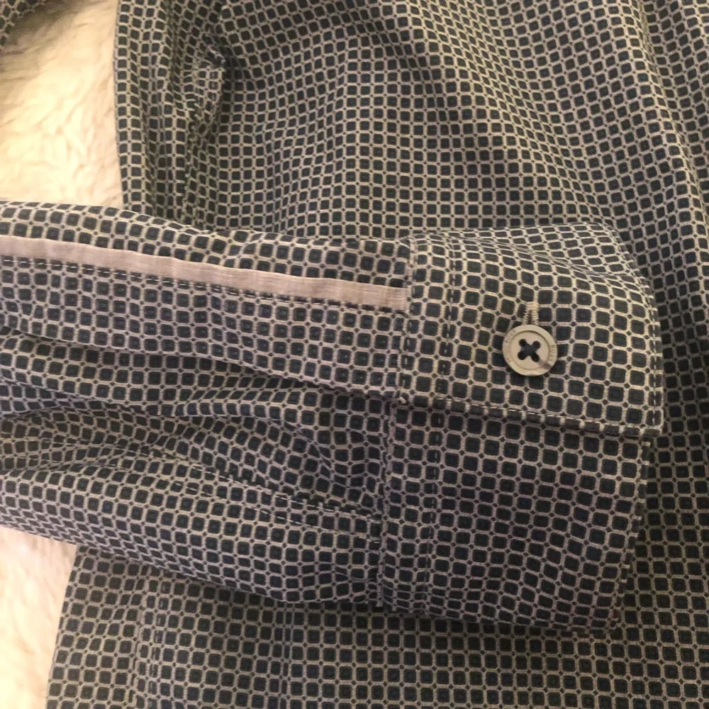 Hugo Boss Regular Fit pattern button down size XL - Picture 4 of 6